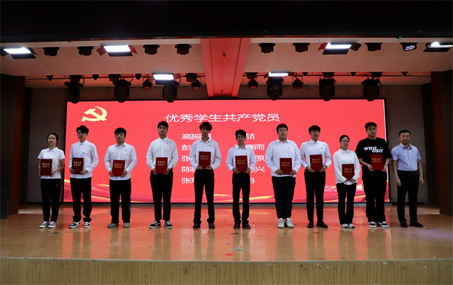 bat365官方官网隆重举行庆祝建党104周年暨2024-2025学年“两优一先”表彰大会