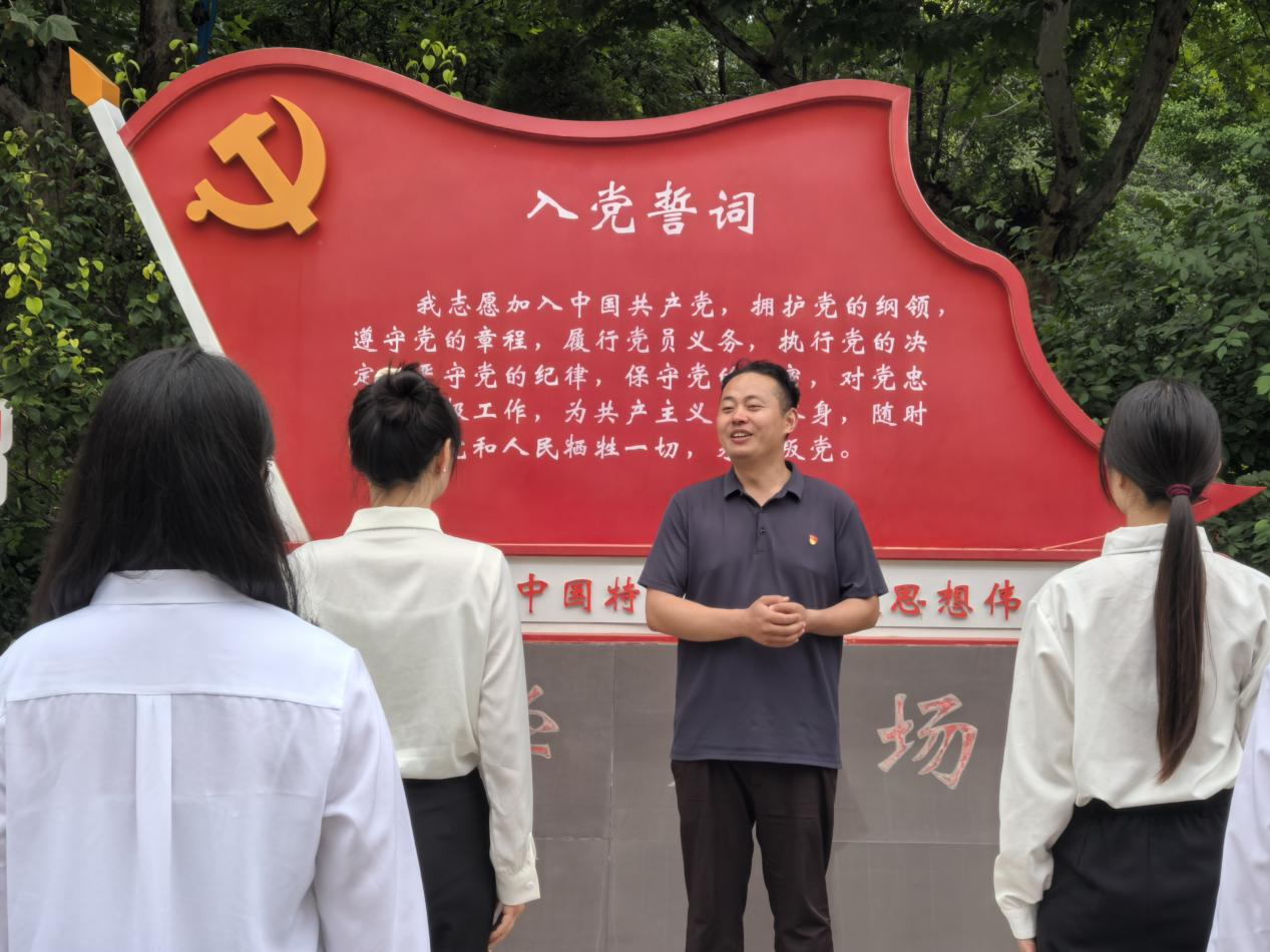 誓守初心|bat365官方官网|管理学院|重温誓词守本色,勇担使命赴远方