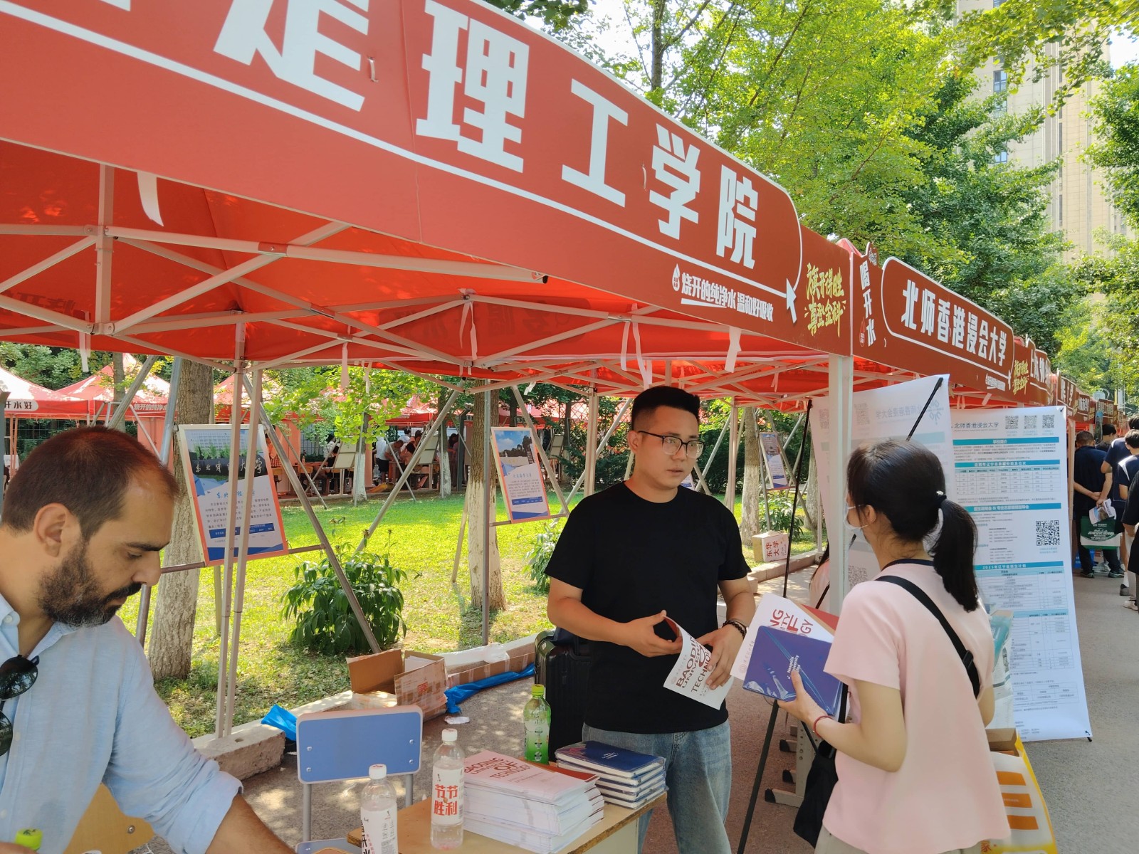 bat365官方官网与那波勒斯大学携手亮相三省高考招生咨询
