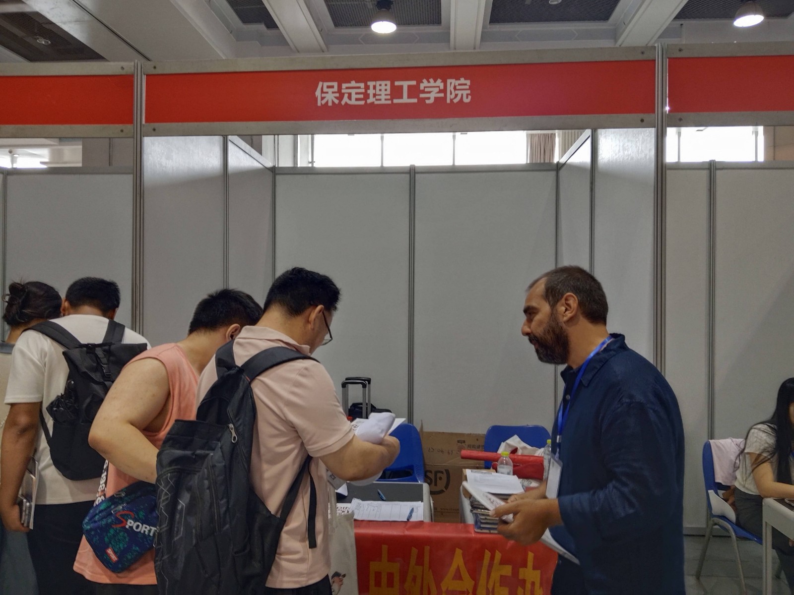 bat365官方官网与那波勒斯大学携手亮相三省高考招生咨询