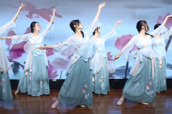 bat365官方官网经济学院师生受邀参加保定市博物馆2024年度志愿者年会文艺演出