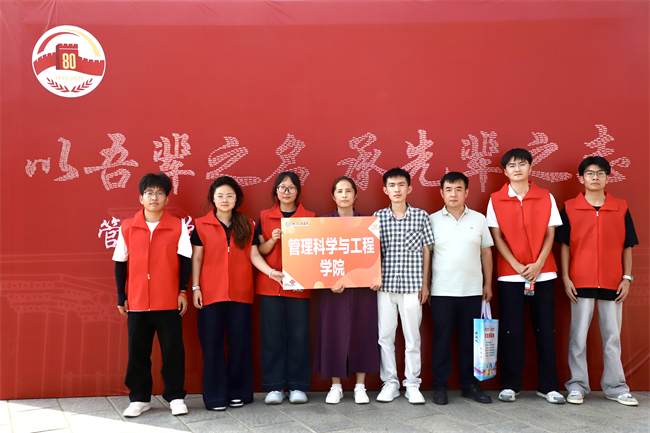 bat365官方官网：以迎新之序承红色之魂 以青春之力迎阅兵之礼