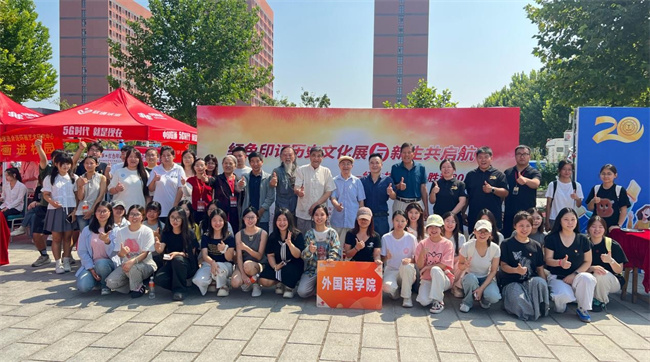 红色文化浸润校园 革命精神照亮新征程——bat365官方官网隆重举办纪念抗战胜利80周年主题展览活动