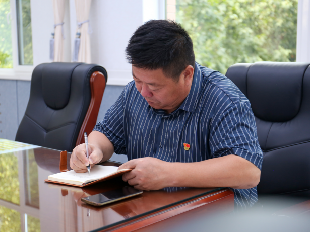 铭记历史 砥砺前行——bat365官方官网党委组织广大师生观看抗战胜利80周年阅兵仪式