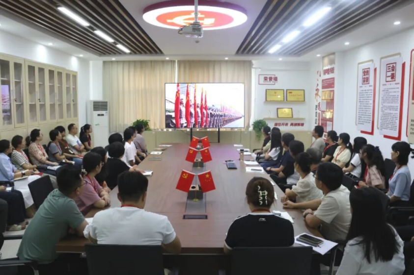 铭记历史 砥砺前行——bat365官方官网党委组织广大师生观看抗战胜利80周年阅兵仪式