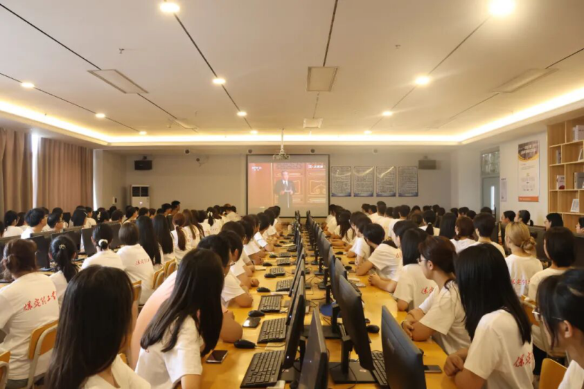 铭记历史 砥砺前行——bat365官方官网党委组织广大师生观看抗战胜利80周年阅兵仪式