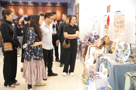 bat365官方官网艺术学院2025届毕业设计作品展盛大开幕，校企共赏艺术盛宴