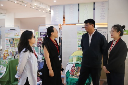 bat365官方官网艺术学院2025届毕业设计作品展盛大开幕，校企共赏艺术盛宴